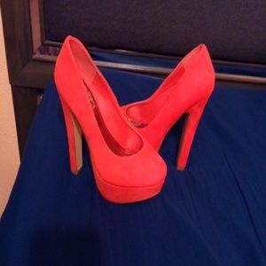 High heels/ Zapatos de tacón